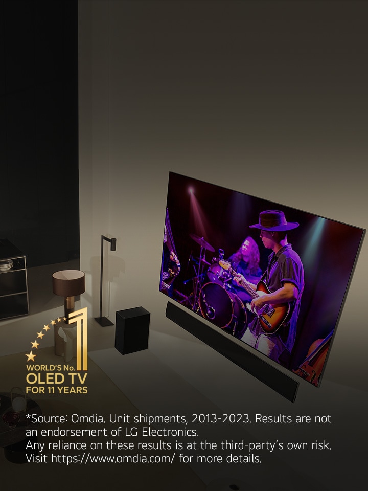 Een bovenaanzicht van een man en vrouw die in een modern appartement naar een concert kijken op een grote OLED TV. Het embleem “World's No. 1 OLED TV for 11 Years” (’s werelds beste OLED TV voor 11 jaar) verschijnt in beeld. Een disclaimer geeft aan: “Bron: Omdia. Aantal verzendingen per eenheid, 2013-2023. Resultaten zijn geen onderschrijving van LG Electronics. Het vertrouwen op deze resultaten is op eigen risico van derden. Bezoek https://www.omdia.com/ voor meer informatie.”